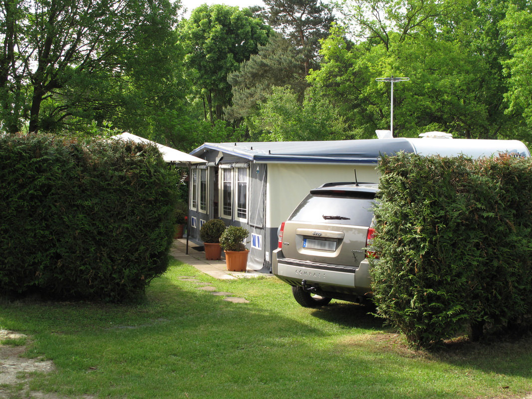 Camping Le Val de Nesles - Emplacements spacieux dans le Vexin Français